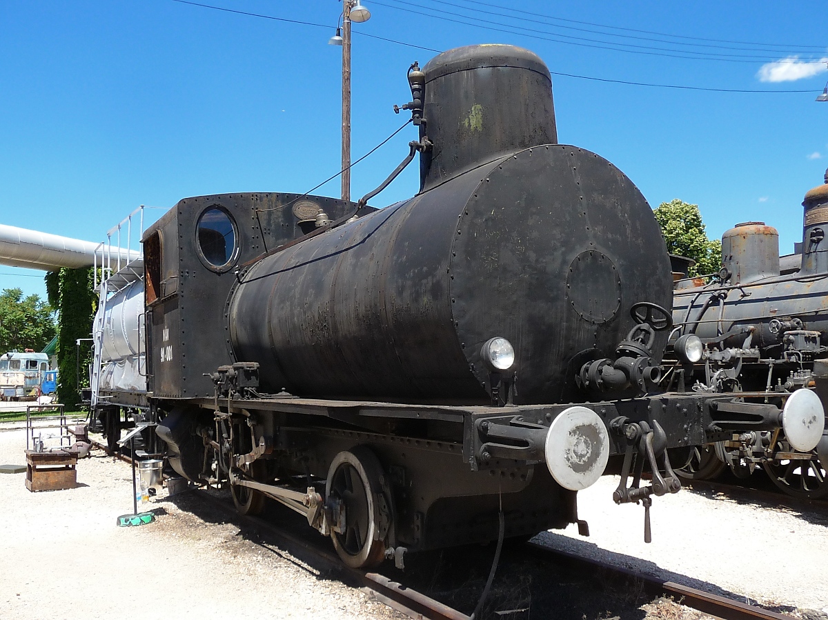 MAV 91.001, Zweikuppler Nassdampf Dampfspeicher Tenderlokomotive, gebaut bei der Lokomotivfabrik Kraus&co, Linz am Donau, 1915.

Höchstgeschw. 10 km/h
Betriegsgewicht 22,5t
Achslast 12,3 t
Dampfdruck 12 bar
LüP 7600 mm
Treibraddurchm. 800 mm

Hungarian Railway Museum, Budapest, 18.6.2016