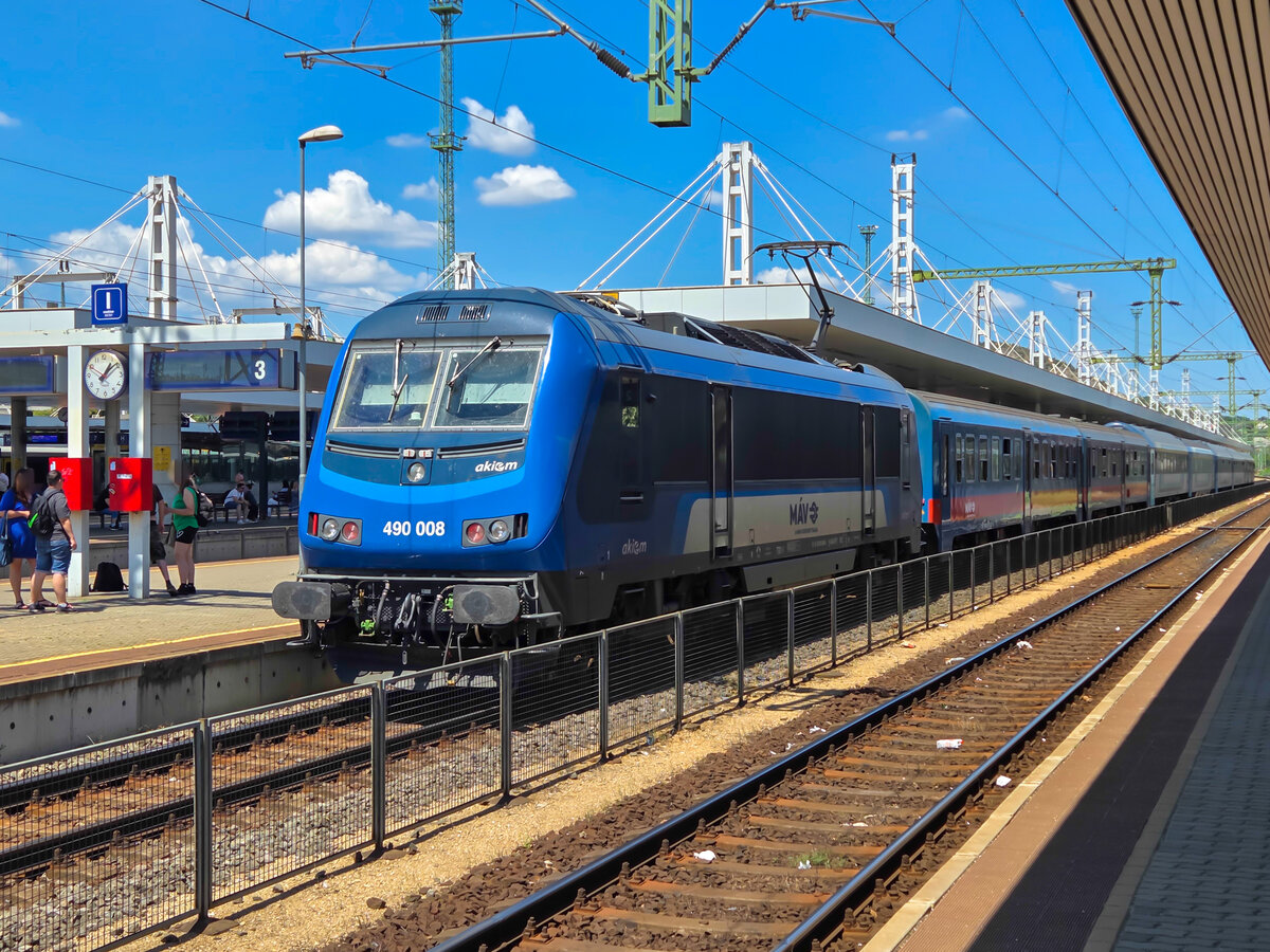 MAV BR 490 008 steht mit einem Personenzug in Budapest Kelenf�ld, 19.06.2026.