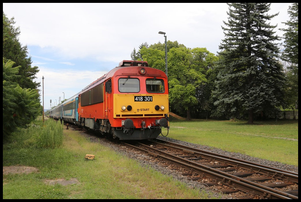 MAV Diesellok 418301 verläßt hier mit einem IC nach Budapest am 14.7.2022 um 15.58 Uhr den Bahnhof Badacsonytördemic-Szigliget.