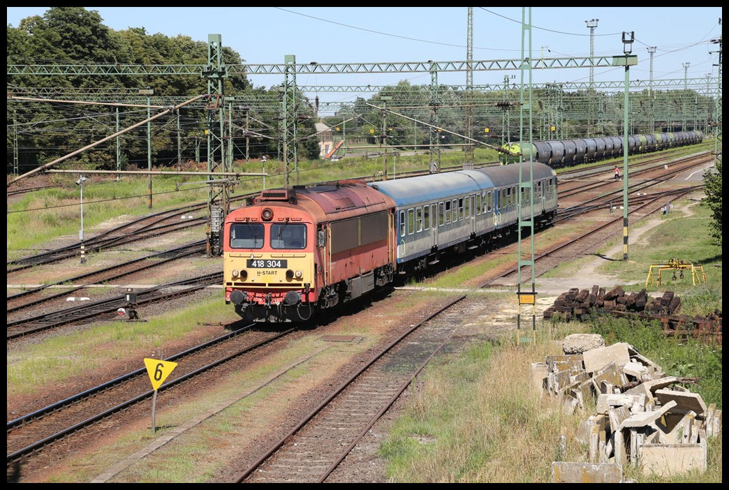 MAV Diesellok 418304 verläßt am 13.7.2022 um 15.09 Uhr den Bahnhof Murakereztür mit einem Interregio nach Pecs.