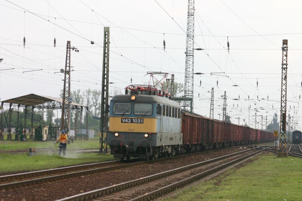 MAV Elektrolok erreicht mit einem beladenen Kohlezug am 25.8.2005 aus Richtung Miskolc kommend den Bahnhof Füszesabony.
