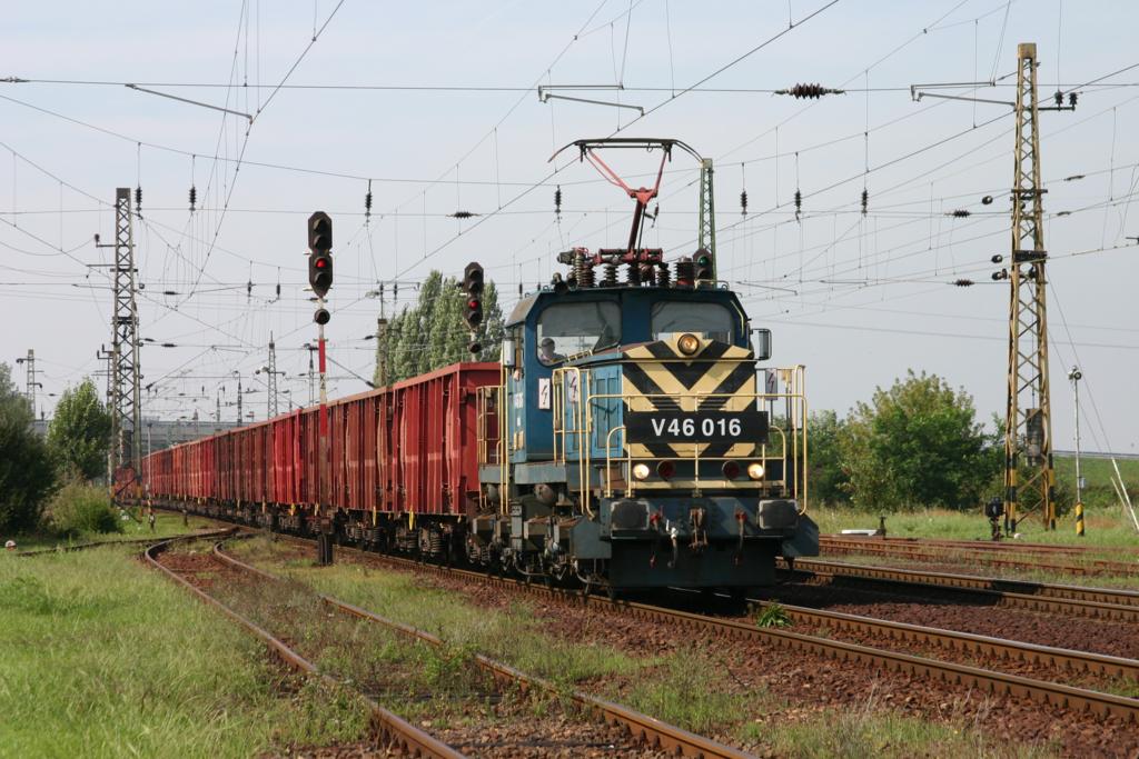 MAV Elektrolok V 46016 erreicht am 31.8.2005 aus Richtung Budapest kommend mit einem
Leerzug den Bahnhof Mezökövesd. Der Zug ist in Richtung Miskolc unterwegs.