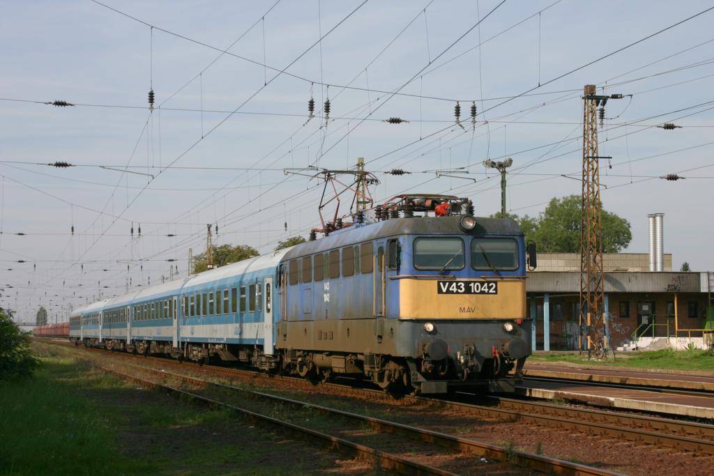 MAV Elektrolok V 631042 durchfährt mit einem Intercity am 31.08.2005 den Bahnhof
Mezökövesd auf dem Weg nach Miskolc.