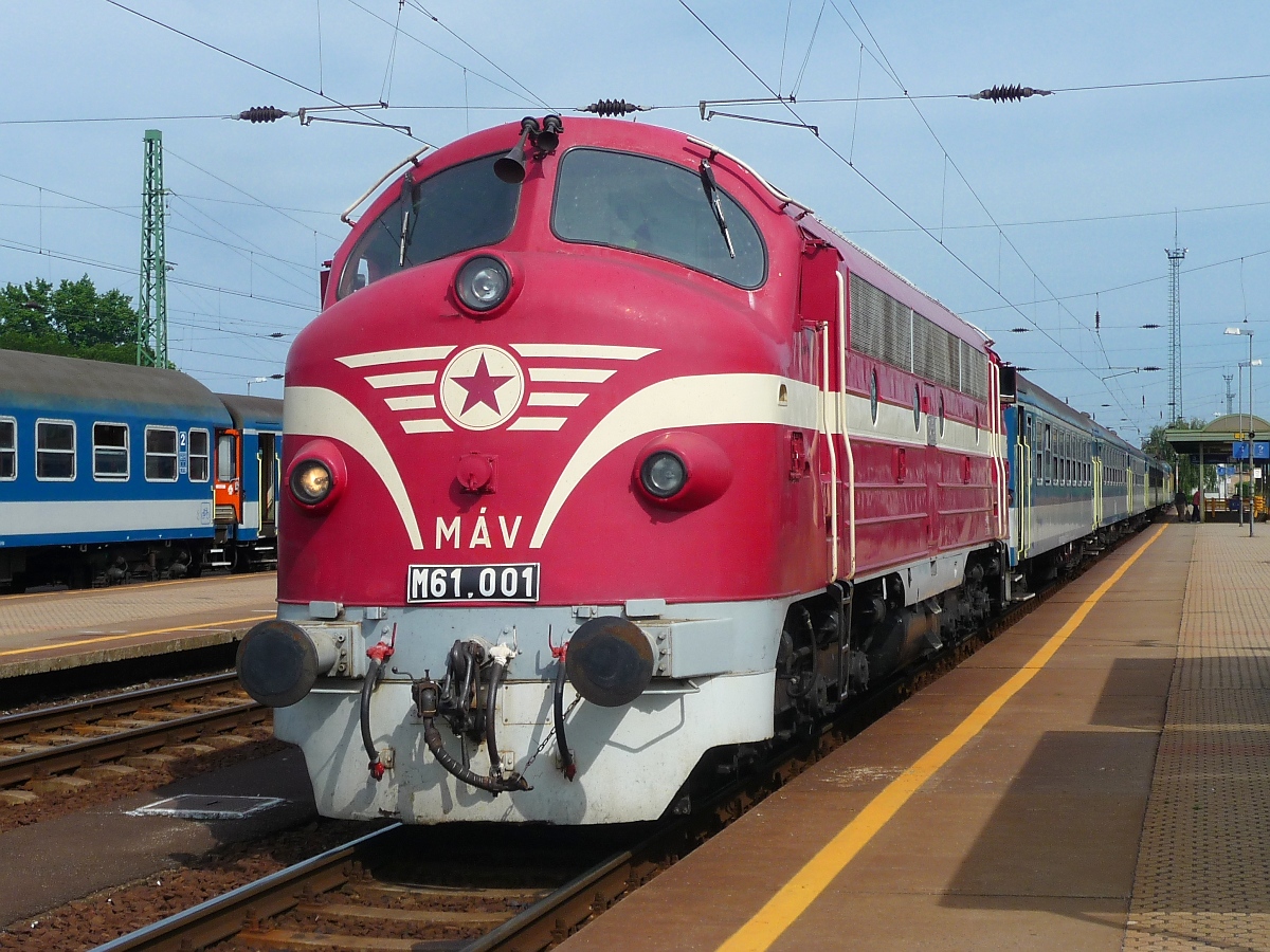 MAV M61-001 im Bahnhof Nyiregyhaza, 29. ‎Mai ‎2016