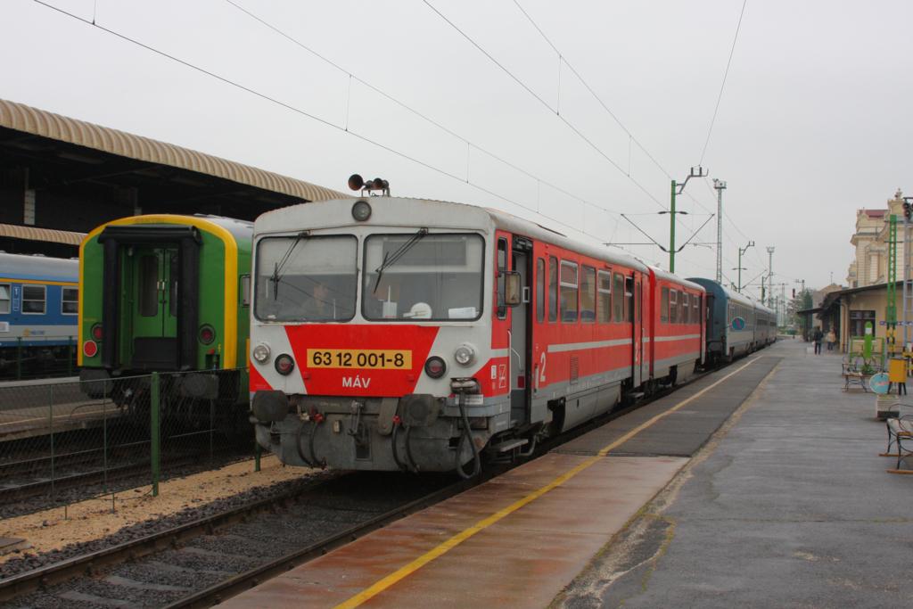 MAV Schienenbus, ehemals als Bzmot bezeichnet, steht am 5.5.2010 mit neuer Nummer
6312001 und in neuer Lackierung im Bahnhof Szombathely.