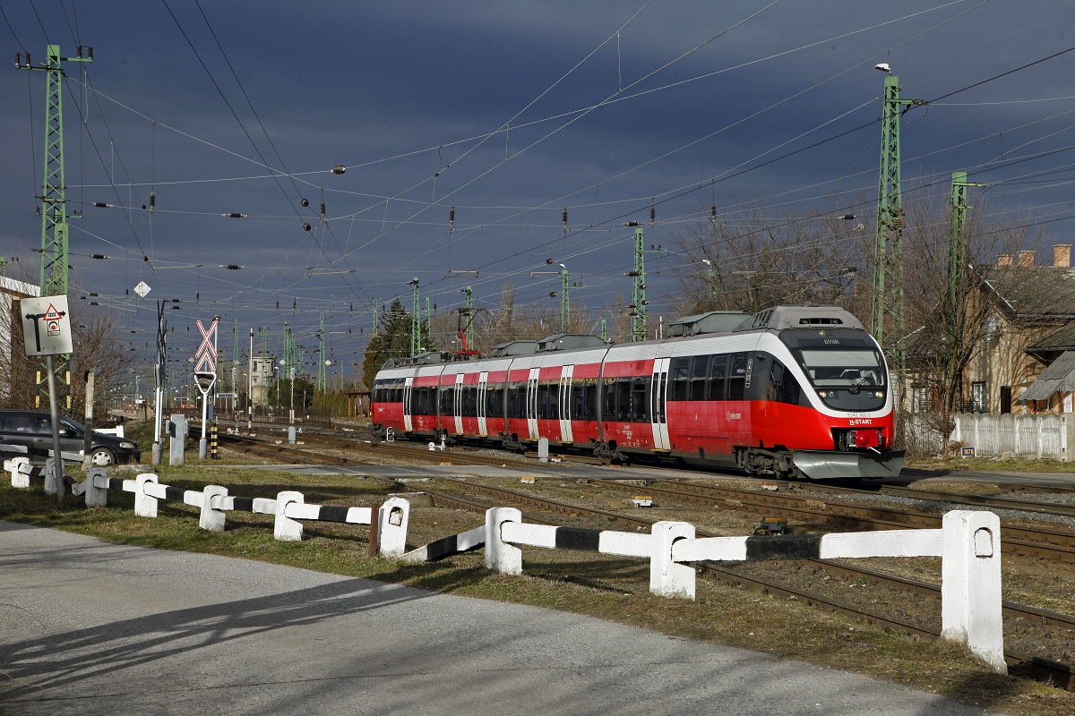 MAV-Talent 5342 002 fährt am 12.01.2014 als Regionalzug nach Györ aus dem Bahnhof Hegyeshalom aus.