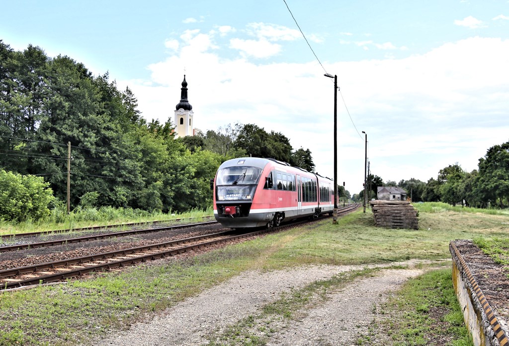 MAV Triebwagen 426031 fährt hier am 12.7.2022 planmäßig aus Nagykaniza kommend durch den Bahnhof Busisszentlaslo.