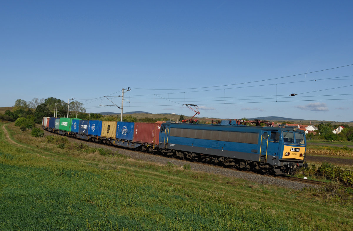 MAV V63  Gigant  630 019 war am frühen Morgen des 18.09.2019 mit einem Containerzug aus Hodoš nach Budapest unterwegs, und wurde von mir in Öskü fotografiert.