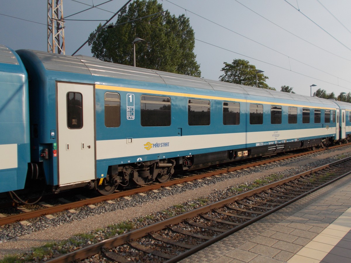 MAV Wagen Amz 61 55 19-91 106-4 eingereiht,am 26.Juli 2014,im Ersatzzug aus Dresden für den EC 378 aus Bratislava nach Binz beim Halt in Bergen/Rügen.