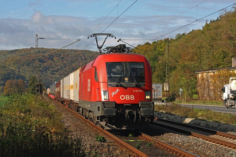 Max (alias 1116 275) durchfährt am 23.10.2014 Gambach gen Würzburg . Am Haken hat Max viele Blechkisten.