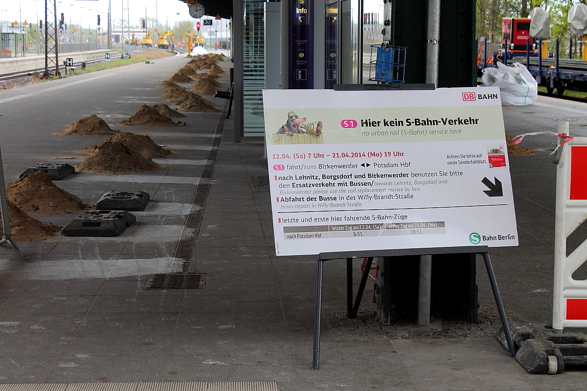 Max Maulwurf  gibt es tatsächlich, so gesehen am 14.04.2014 auf dem S-Bahnsteig in Oranienburg.

Zur Zeit wird der S-Bahn-Bereich Oranienburg-Lehnitz nach Kampfmitteln abgesucht.
Hierzu werden 1500 Bohrlöcher hergestellt und dann mit Georadar auf Anomalien untersucht.