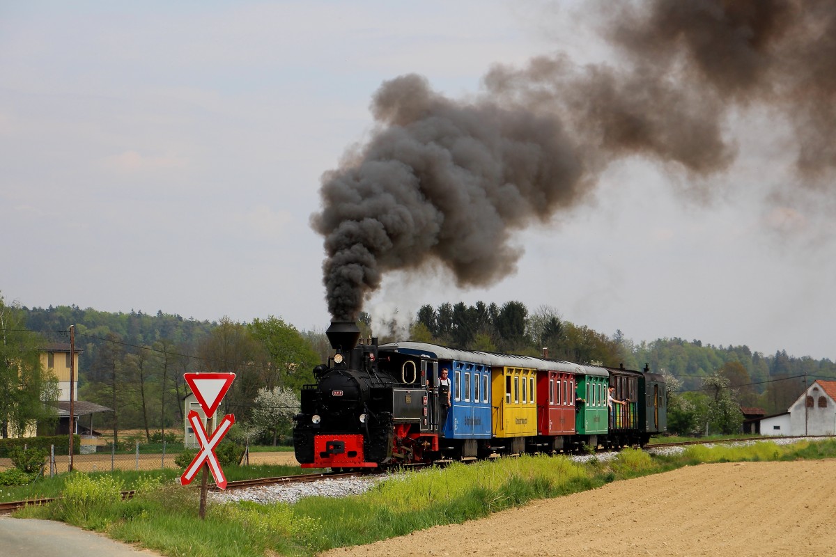  MAXI  alias  Drakulinchen  alias CFF 764.411R dampft wieder durchs Stainztal. 
Nach einer längeren Pause aufgrund einer Hauptuntersuchung des Rumänischen  Panzers  in seiner Heimat geht Sie jetzt wieder auf fahrt mit dem Flascherlzug. Am Karsamstag 2014 brachte Sie Kinder und Familien zum Ostereiersuchen nach Kraubath. 