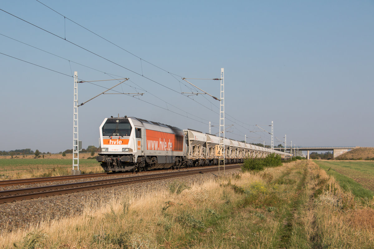 Maxima 40CC der hvle (264 008) mit einem Ganzzug Schüttgutwagen auf der Fahrt in Richtung Halle. Fotografiert am 06.09.2018 zwischen Schönebeck-Felgeleben und Gnadau. 