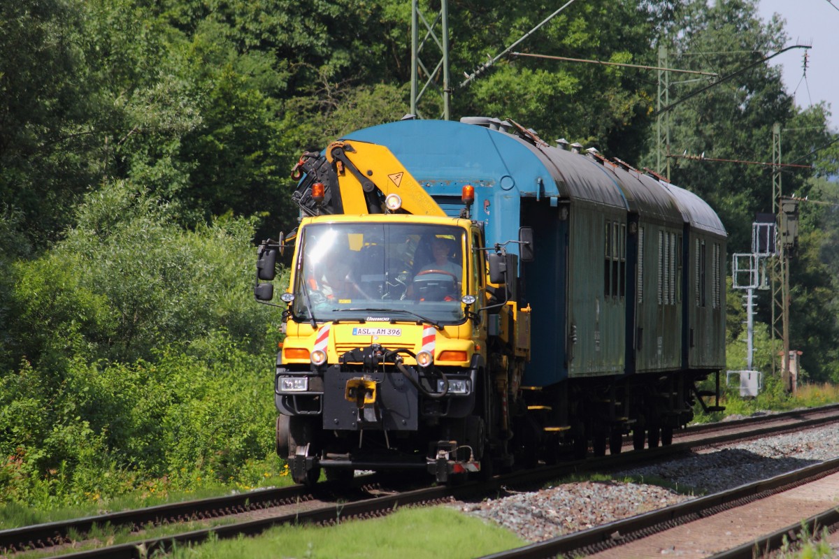 MB Zweiwege Unimog Road & Rail Service mit Bauzugwagen bei Michelau am 24.06.2012.