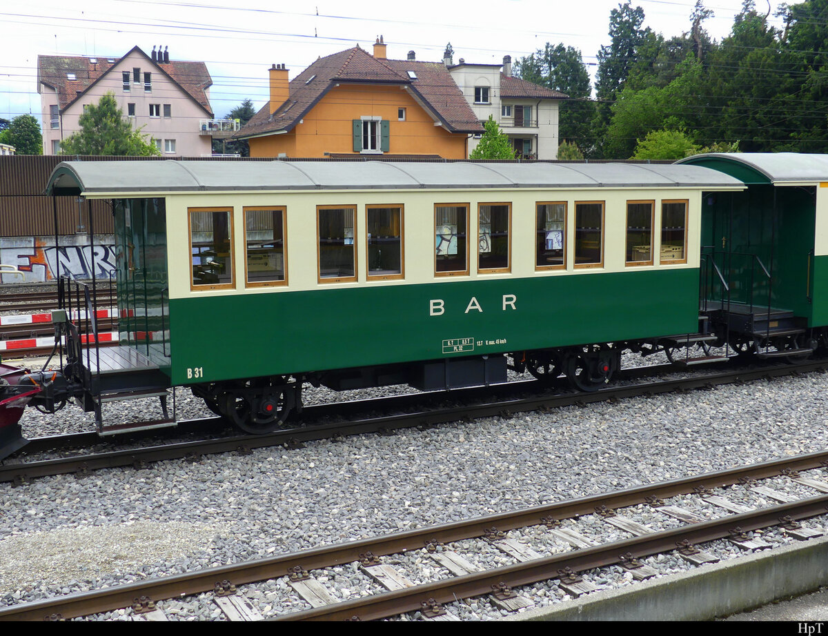 MBC ( BAM ) - Personenwagen BAR 2 Kl.  B 31 im Bahnhofsareal von Morges am 06.05.2022