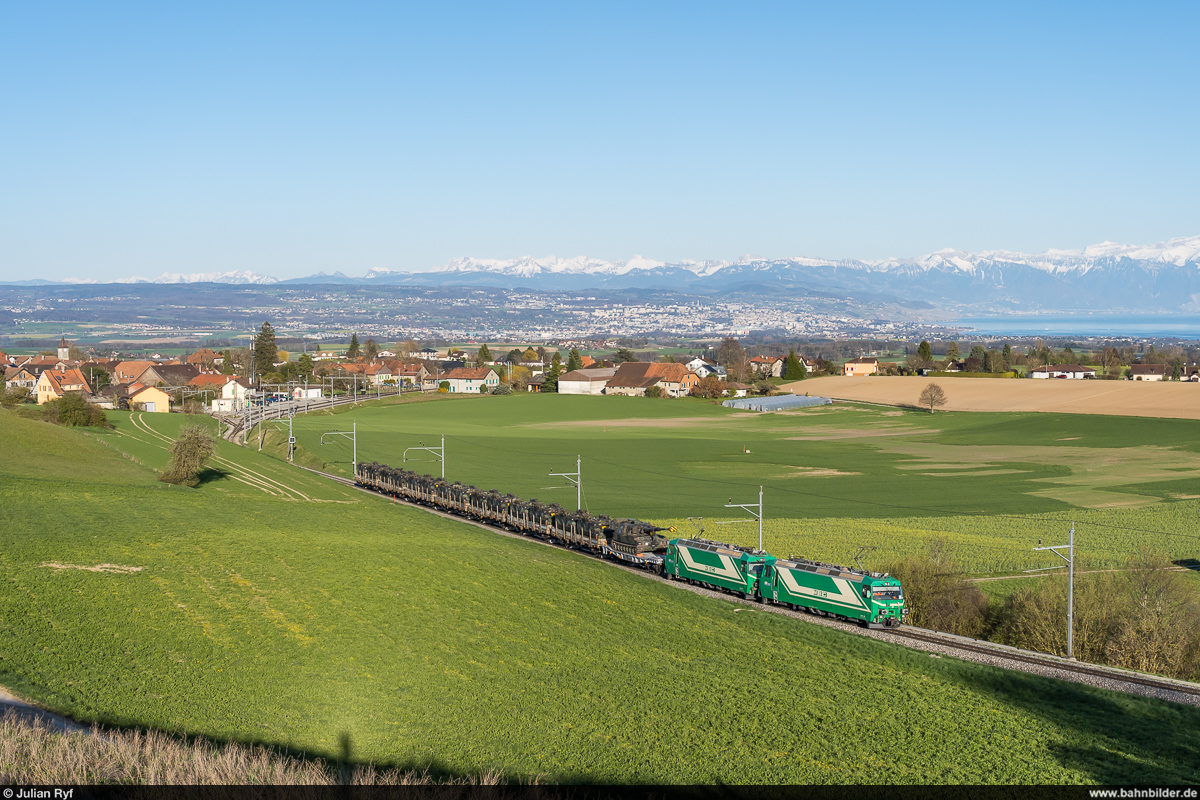 MBC Ge 4/4 22 und 21 mit einem schweren Rollbock-Zug bestehend aus 1 Slmnnps und 7 Ks beladen mit Panzern der Schweizer Armee von Morges nach Bière-Casernes am 8. April 2021 bei Apples.