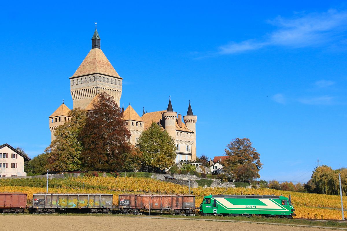 MBC-Lok 22 bringt ihren Zuckerrübenzug behutsam nach Bière hinunter. Vor dem Schloss Vufflens. 17.September 2017 