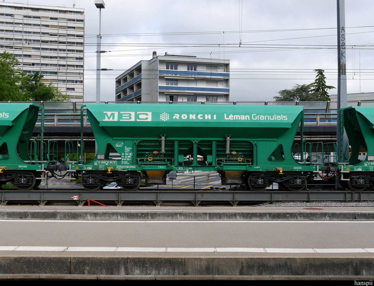 MBC - Schotter / Kieswagen  Fa ccns 33 54 698 5 265-1 auf der Rollbock Verladeanlage in Morges am 12.05.2020