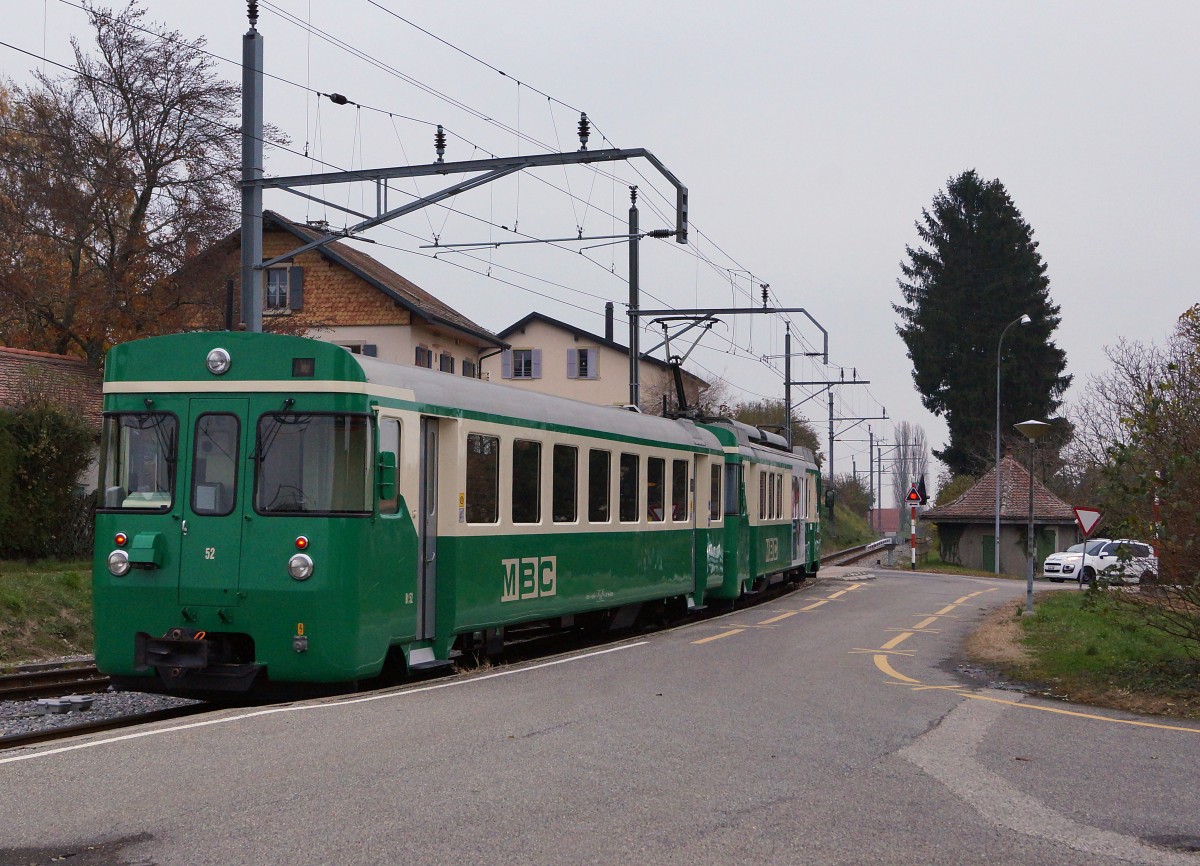 MBC/BAM: Am 16. November 2013 wurde die 10,6 km lange Zweigstrecke Apples-L'Isle-Mont-la-Ville mit dem stilreinen  Pendelzug 1981  bestehend aus dem Be 4/4 12 und dem Bt 52 bedient. Die Aufnahme ist bei der Ausfahrt Apples entstanden.
Foto: Walter Ruetsch