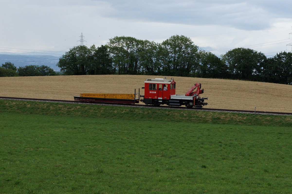 MBC/BAM: Am 17. August 2015 brachte der Tm 2/2 41 die Verladerampe für den neuen Triebzug von Bière nach Morges. Die Aufnahme ist bei Reverolle entstanden.
Foto: Walter Ruetsch