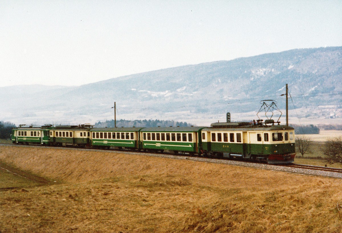 MBC/BAM: Damit die vier alten B2 nicht eingesetzt werden mussten, gelangten Motorwagen als Verstärkungswagen zum Einsatz. BDe 4/4 2, B 62, B 61, BDe 4/4 4 und Be 4/4 11 bei Ballens, auf der Fahrt nach Morges unterwegs, am 1. Februar 1982.
Foto: Walter Ruetsch 