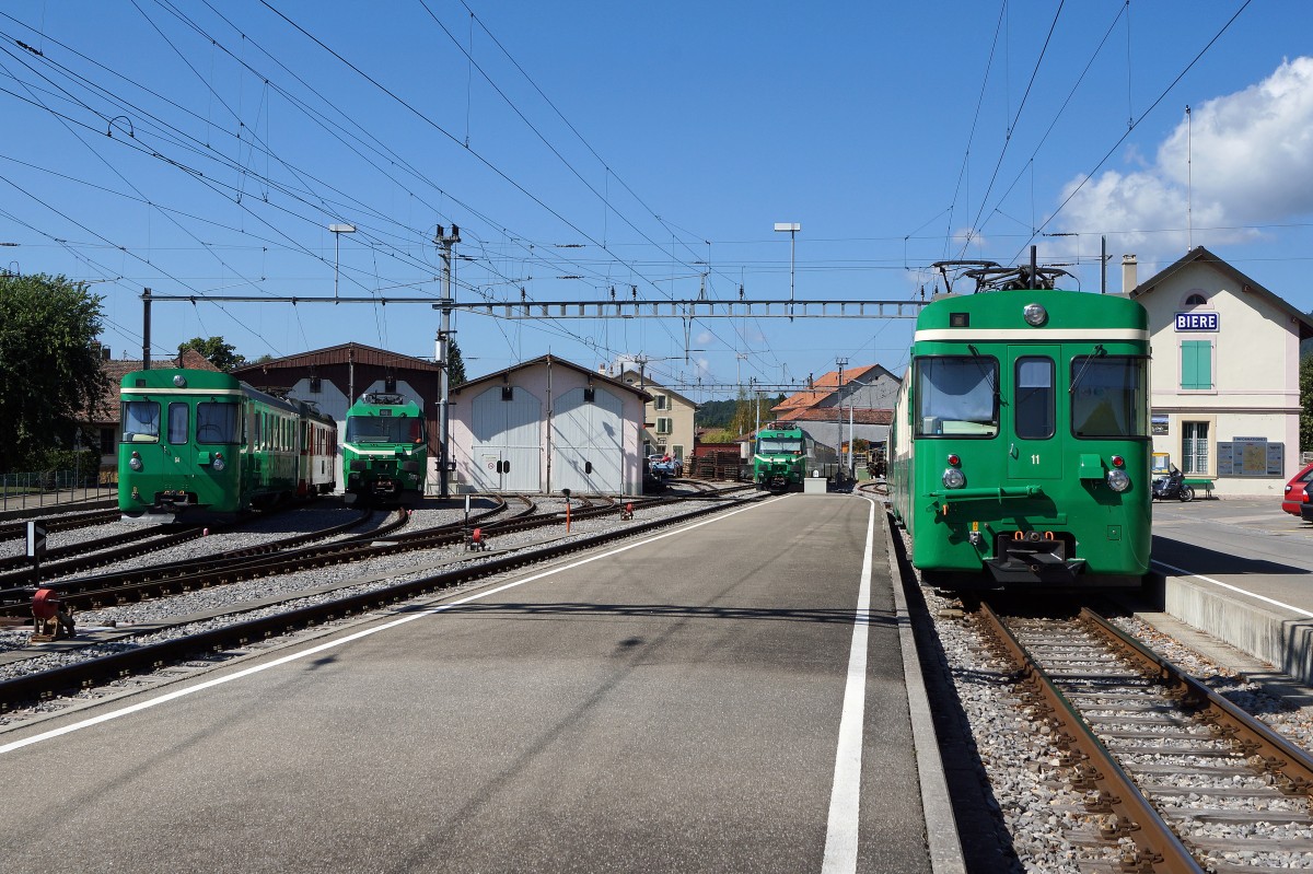 MBC/BAM: Der Endbahnhof Bière am sonnigen Morgen des 20. Juli 2015. Besonders zu beachten ist die Aufstellung der Fahrzeuge, die sich nur innert wenigen Minuten verändert hat.
Foto: Walter Ruetsch