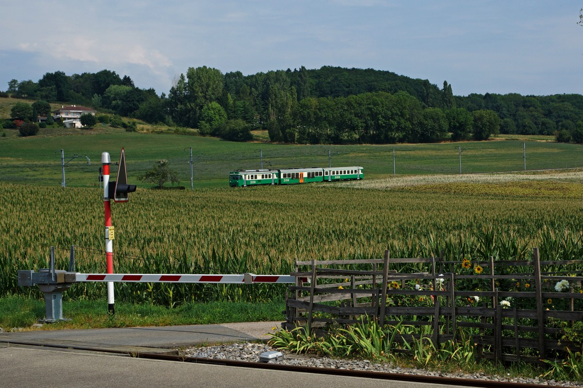 MBC/BAM: Der mit einer Barriere gesicherte Bahnübergang Yens aufgenommen am 13. August 2015. Der herannahende Regionalzug Bière-Morges wurde mit dem Be 4/4 12 geführt.
Foto: Walter Ruetsch