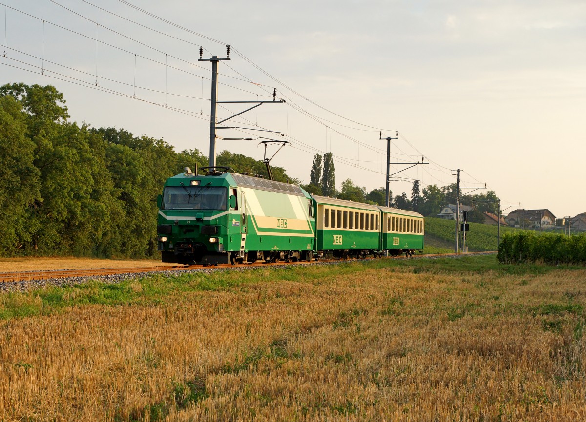 MBC/BAM: Der Zug 105 mit der Ge 4/4 21 und 2 B4. Während den Schulferien werden nur zwei Wagen benötigt. Die Aufnahme ist zwischen Vufflens-le-Château und Chigny am 13. August 2015 entstanden.