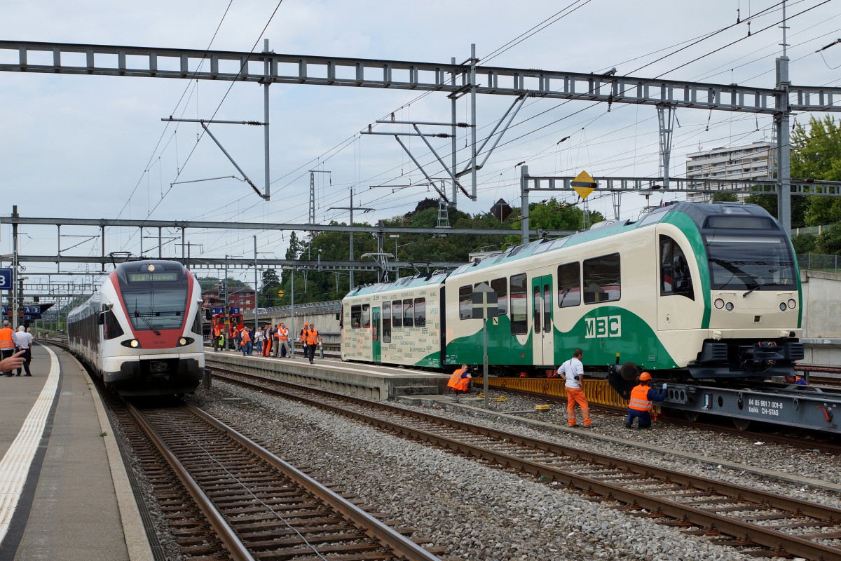 MBC/BAM: Die MBC-Flotte wurde am 18. August 2015 durch den ersten neuen Triebzug vom Hersteller Stadler Rail erweitert. Die Aufnahme dokumentiert den Ablad der Be 4/4 31 und Be 4/4 32 (2015) in Morges.
Foto: Walter Ruetsch  
