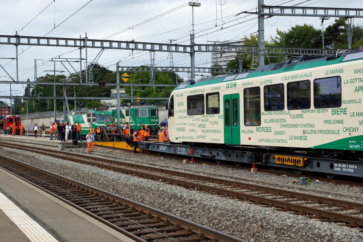 MBC/BAM: Die MBC-Flotte wurde am 18. August 2015 durch den ersten neuen Triebzug vom Hersteller Stadler Rail erweitert. Die Aufnahme dokumentiert den Ablad der Be 4/4 31 und Be 4/4 32 (2015) in Morges. 
Foto: Walter Ruetsch  