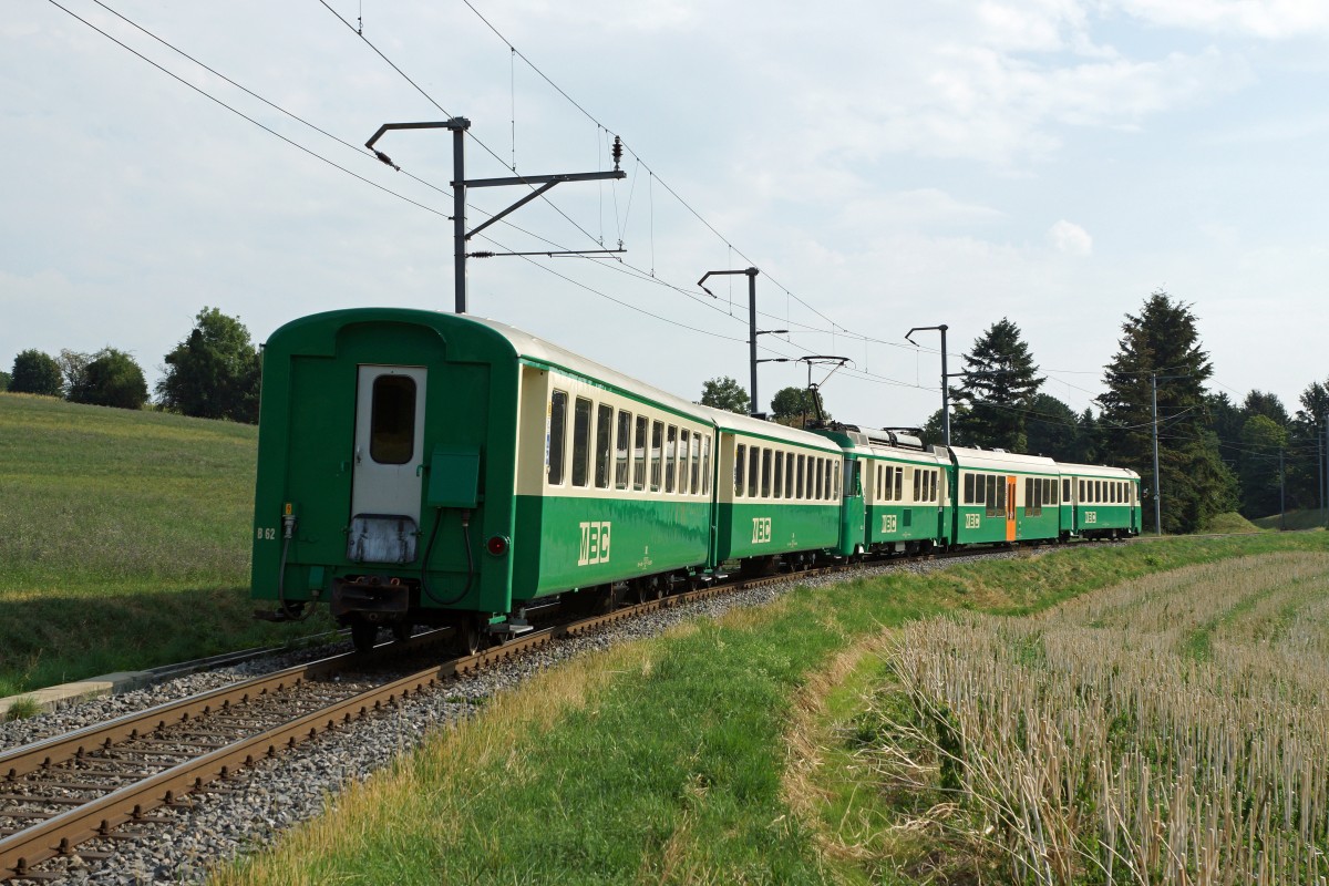 MBC/BAM: Einer der wenigen nicht verpendelten Regionalzüge bei Yens auf der Fahrt nach Bière am 13. August 2015.
Foto: Walter Ruetsch