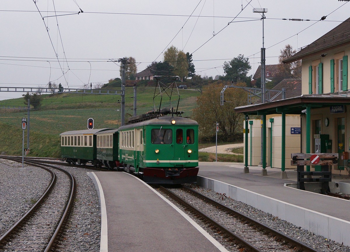 MBC/BAM: Fast wie in alten Zeiten. Einfahrt des Nostalgiezuges bestehend aus dem BDe 4/4 2 + B 2  BAR  + AB 25 in Apples am 16. November 2013.
Foto: Walter Ruetsch