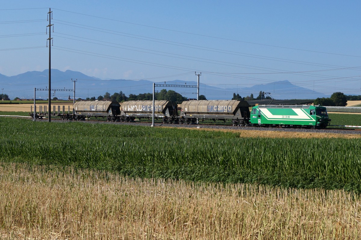 MBC/BAM: Güterzug mit Ge 4/4 22 auf der Fahrt nach Bière bei Chigny am 20. Juli 2015.
Foto: Walter Ruetsch 