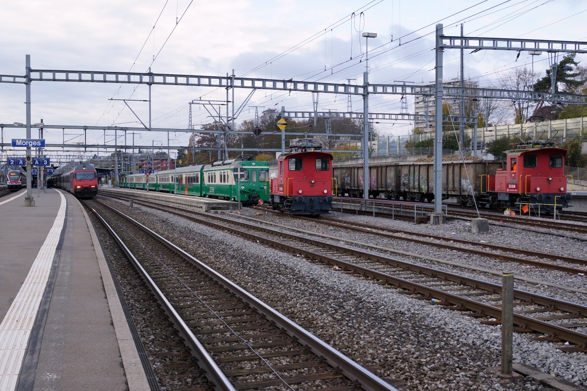 MBC/BAM: Letzte MBC-Zuckerrbentransporte der Saison 2013. Grossbetrieb in Morges, wo auch die normalspurigen MBC-Rangierloks 147 und 155 sowie die Ge 4/4 122 im Einsatz standen, am 23. November 2013.
Foto: Walter Ruetsch