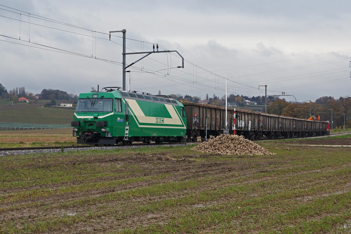 MBC/BAM: Letzte MBC-Zuckerrbentransporte der Saison 2013. Ge 4/4 121 mit 8 Rbenwagen bei Chigny am 23. November 2013.
Foto: Walter Ruetsch