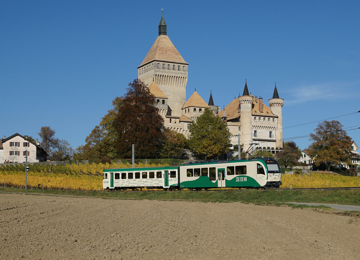 MBC/BAM: MINI-BAHNBILDER-TREFFEN VOM 17. Oktober 2017
an der Strecke der Chemin de fer Bière–Apples–Morges während der Zuckerrübenernte.
Ein herzliches Dankeschön an meine lieben Kollegen Stefan Wohlfahrt und Peter Ackermann für den gemütlichen Tag, den wir zusammen bei herrlichem Wetter bei gutem Zuckerrübenduft und nur wenig Wein in der Westschweiz erleben durften.
Regionalzug vor der herrlichen Kulisse des Château de Vufflens.
Foto: Walter Ruetsch   
