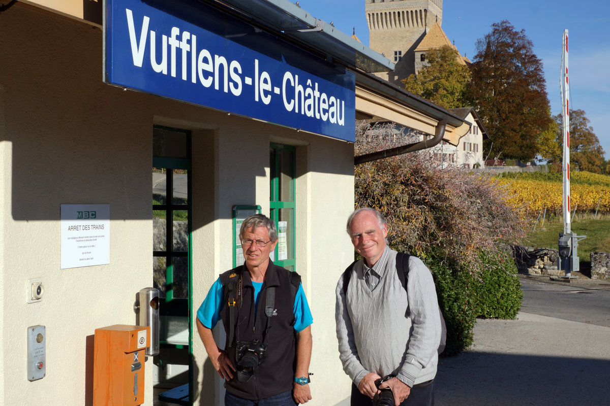 MBC/BAM: MINI-BAHNBILDER-TREFFEN VOM 17. Oktober 2017
an der Strecke der Chemin de fer Bière–Apples–Morges während der Zuckerrübenernte.
Ein herzliches Dankeschön an meine lieben Kollegen Stefan Wohlfahrt und Peter Ackermann für den gemütlichen Tag, den wir zusammen bei herrlichem Wetter bei gutem Zuckerrübenduft und nur wenig Wein in der Westschweiz erleben durften.
Stefan Wohlfacht und Peter Ackermann mit vielen tollen Fotos im Rucksack in Vufflens-le-Château auf den Zug nach Morges wartend.
Anmerkung zur Aufnahme: Die langjährigen bekannten Fotografen von Bahnbilder.de sind mit der Veröffentlichung einverstanden.
Foto: Walter Ruetsch   
