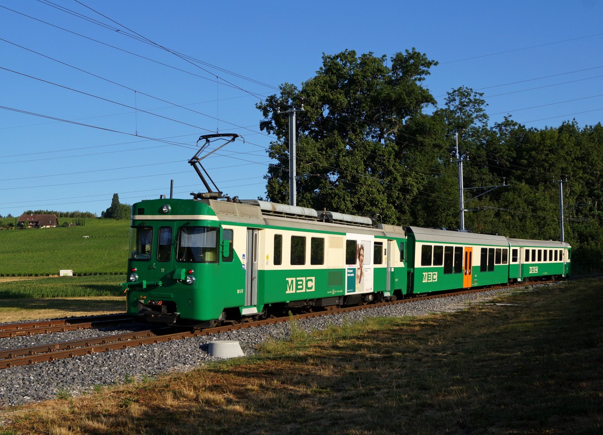 MBC/BAM: Regionalzug mit Be 4/4 11 auf der Fahrt nach Morges zwischen Vufflens-le-Château und Chigny am 20. Juli 2015.
Foto: Walter Ruetsch 