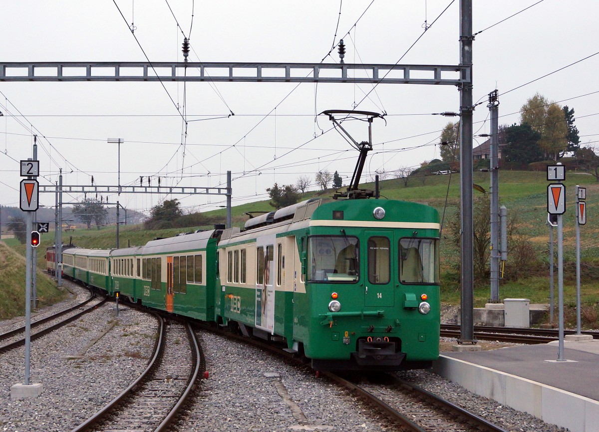 MBC/BAM: Siebenteiliger Militrzug mit den beiden Motorwagen Be 4/4 14 und Be 4/4 15 ex YSC an beiden Enden. Die Aufnahmen sind am frhen Morgen des 16. November 2013 in Apples entstanden.
Foto: Walter Ruetsch