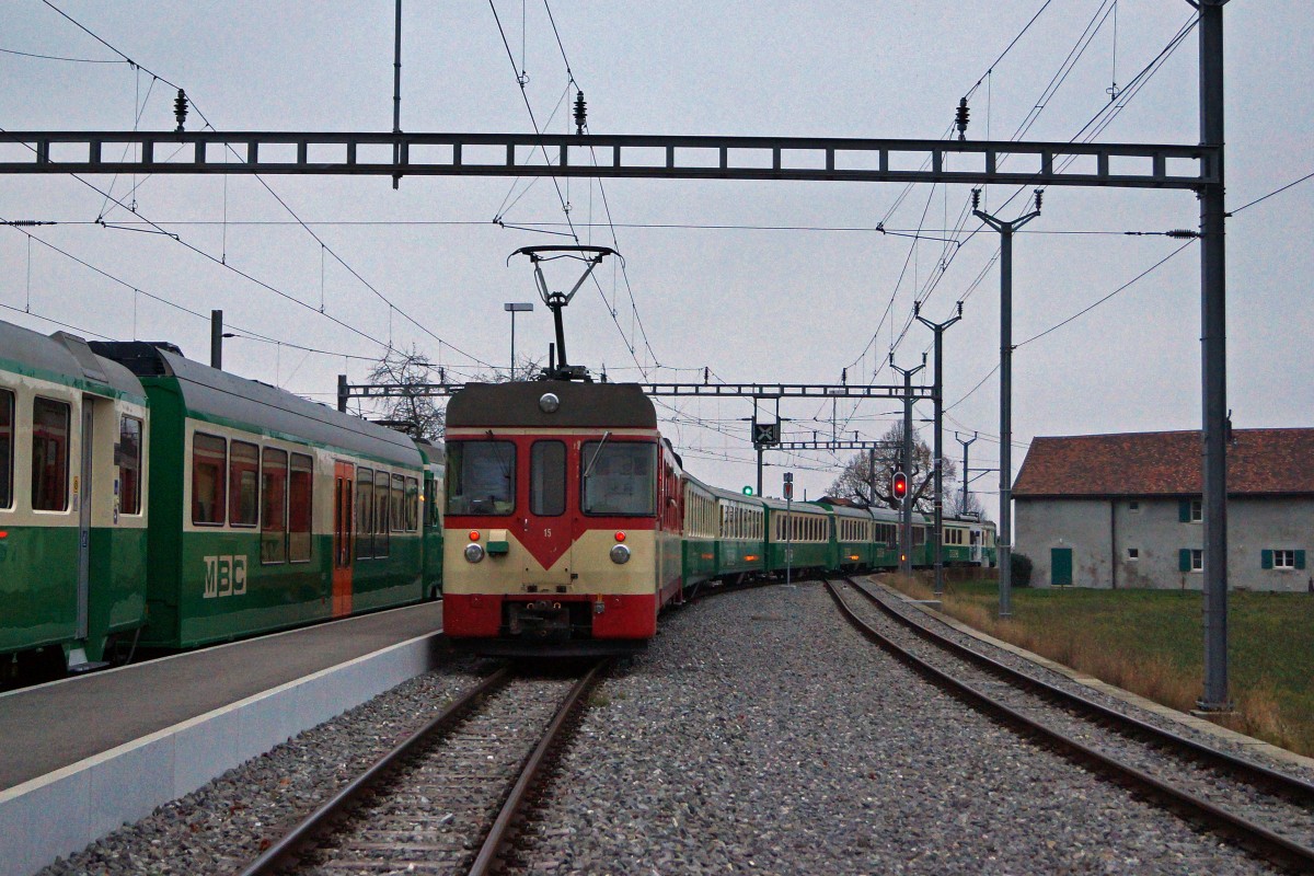 MBC/BAM: Siebenteiliger Militrzug mit den beiden Motorwagen Be 4/4 14 und Be 4/4 15 ex YSC an beiden Enden. Die Aufnahmen sind am frhen Morgen des 16. November 2013 in Apples entstanden.
Foto: Walter Ruetsch
