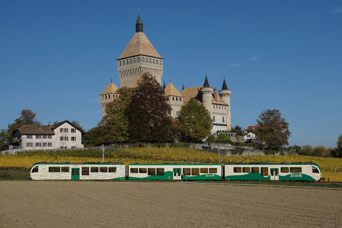 MBC/BAM: So herrlich war die herbstliche Stimmung in der Westschweiz am 17. Oktober 2017.
Auch die neuen Züge der Chemin de fer Bière–Apples–Morges machen vor der Kulisse des Château de Vufflens eine gute Figur. 
Foto: Walter Ruetsch