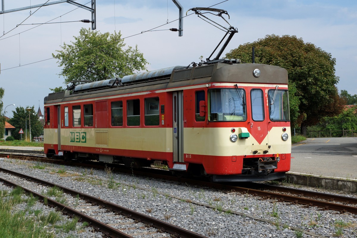 MBC/BAM/TRAVYS/YStC: Der am 13. August 2015 in Apples fotografierte Be 4/4 15 wartete auf die Abfahrt nach L'Isle-Mont-La-Ville. Diesen Triebwagen hat die BAM im Jahre 2001 von der damaligen YStC-Bahn übernommen, die als Ersatz zwei neue Be 2/6 von Stadler/Adtranz in Betrieb nehmen konnte. Nur während den Schulferien verkehrt auf der Zweiglinie ein Motorwagen ohne Steuerwagen. Interessanterweise trägt keiner der vier Be 4/4 aus dem Jahre 1981 die Nummer 13.
Foto: Walter Ruetsch    