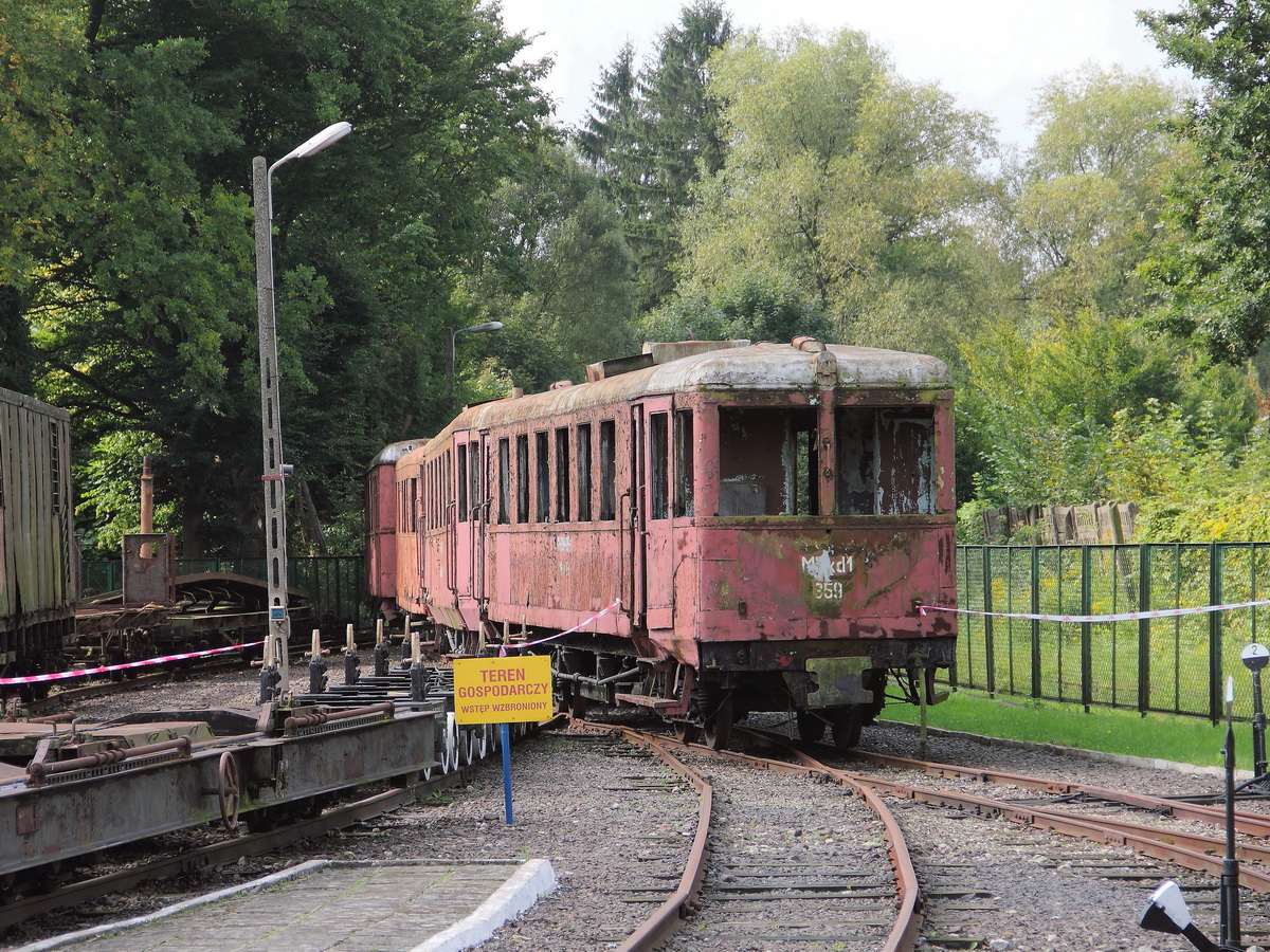 MBxd1-359 im  Schmalspurmuseum Gryfice („Stała Wystawa Pomorskich Kolei Wąskotorowych“, deutsch: „Ständige Ausstellung der pommerschen Schmalspurbahnen“) am 08. September 2014.
Fahrzeug wurde hergestellt durch Polskie Koleje Państwowe in dem Zeitraum 1961 – 1962.
