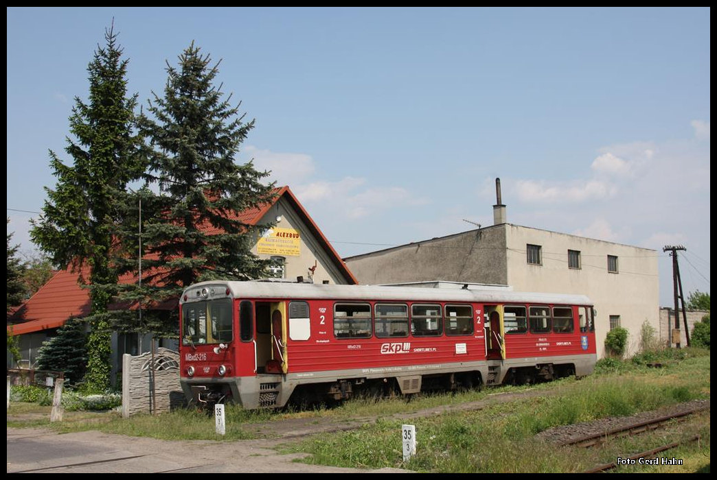 MBxd2-216 ist hier am 20.05.2016 am Endhaltepunkt der Schmalspurbahn aus Pleszew Miasto in Kowalew unweit des Staatsbahnhof der PKP angekommen.