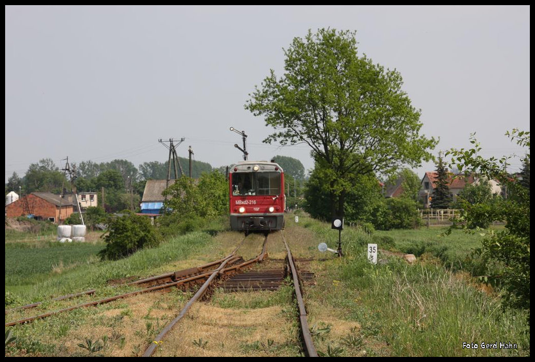 MBxd2-216 nähert sich hier am 20.5.2016 dem Endhaltepunkt der Schmalspurbahn von Pleszew Miasto nach Pleszew Kowalew.