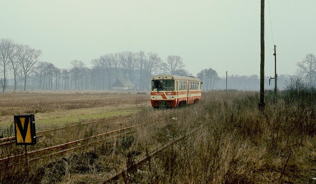 MBxd2-218 kommt im Februar 1989 in Nowy Tomysl an. Die früher umfangreichen Gleisanlagen sind zu diesem Zeitpunkt schon weitgehend von Grün überwuchert.