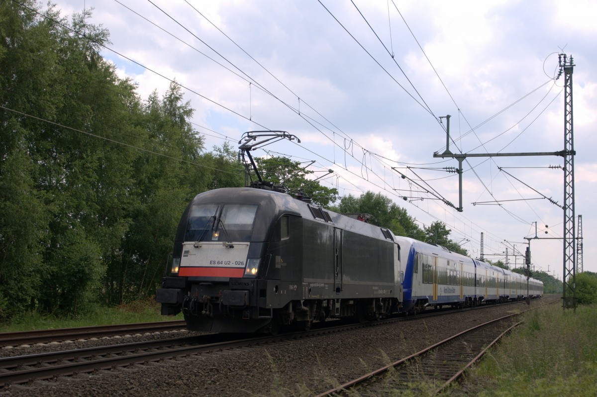 MCRCE ES 64 U2-026 (182 526), vermietet an OLA, mit dem aus angemieteten NOB-Wagen bestehenden HKX 1803 von Köln Hbf nach Hamburg-Altona setzt am 02.06.14 in Diepholz die Fahrt vorübergehend auf dem Südgleis fort, nachdem ein folgender IC überholt hatte.  