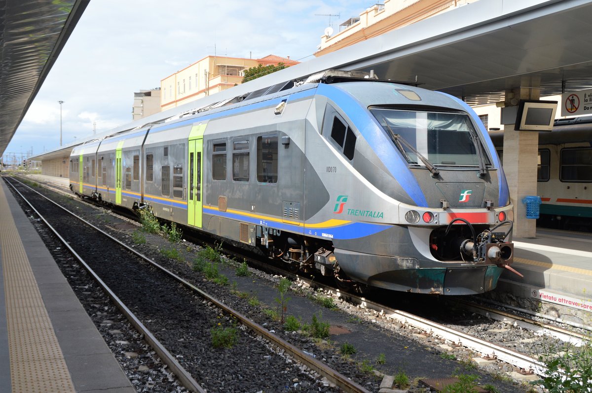 MD 070 wartet am 6.4.2019 im Bahnhof Cagliari auf den nächsten Einsatz.