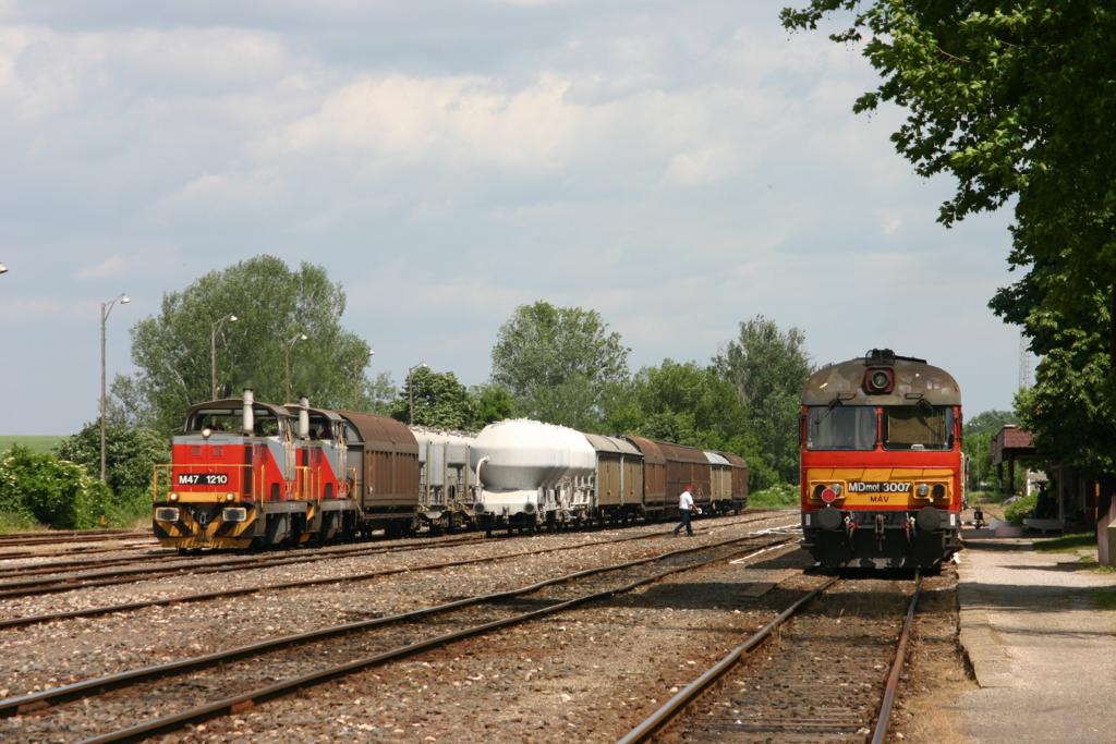 MDmot 3007 steht am 26.5.2006 abfahrbereit am Bahnsteig des Grenzbahnhof Villany in Ungarn. Während dessen warten daneben M 471210 und M 471214 vor einem Güterzug 
ebenfalls auf Ausfahrt in Richtung Pecs.