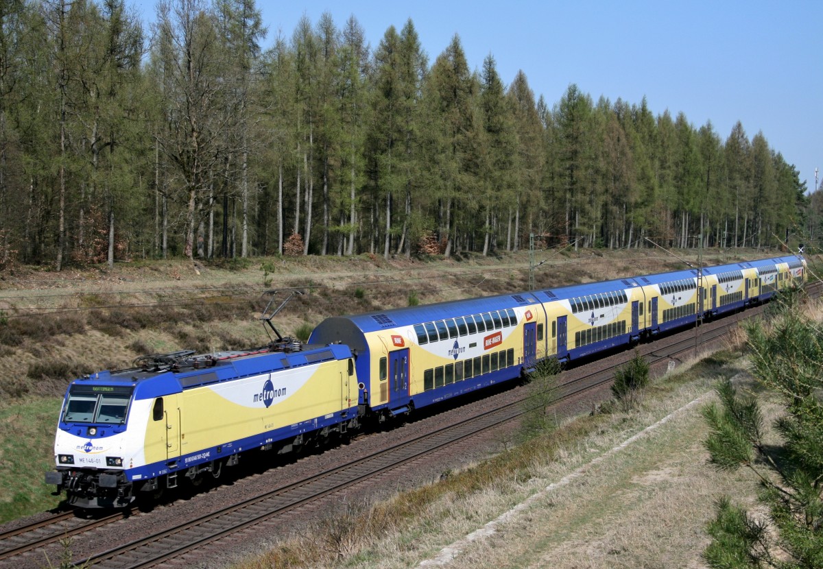 ME 146-01 mit ME 82829 (Uelzen–G�ttingen) am 15.04.2015 zwischen Unterl�� und Eschede